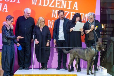 Wręczenie Nagrody im. Katarzyny Kobro, od lewej: Joanna Rajkowska, Józef Robakowski, Maria Morzuch, Daniel Muzyczuk, Bożenna Biskupska, Katarzyna Józefowicz